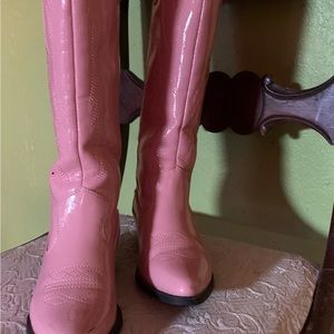 Adorable pink cowgirl boots!